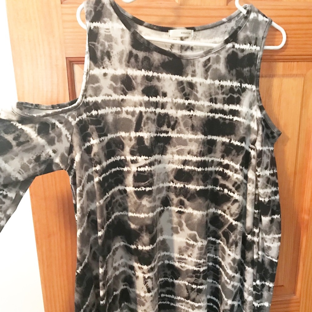 Black/white wash long cold shoulder tunic!